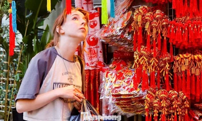 Khách Tây thích thú trải nghiệm không khí Tết sớm trên phố Hàng Mã