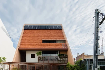 Nhà mái ngói với mặt đứng phá cách 