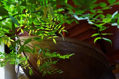 Ngôi nhà với cách sắp đặt không gian thú vị dùng cả chiếc thuyền làm nội thất