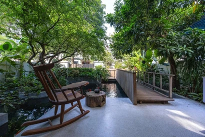 Biệt thự với không gian mở của cây xanh và mặt nước 