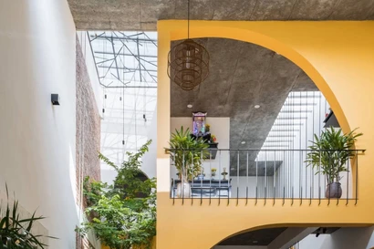 Nhà ống 2 tầng với các khoảng 'cắt xẻ' ngẫu hứng