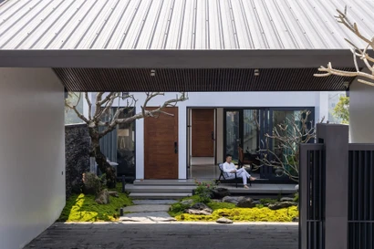 Bốn khối nhà được nối liền bằng các khoảng sân