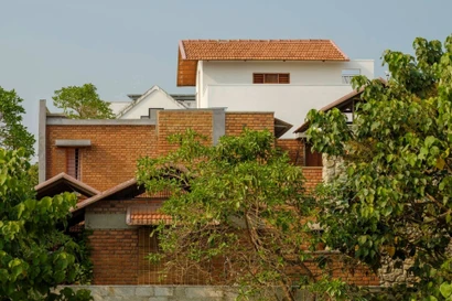 Không gian 'chữa lành' cho gia đình trẻ với gạch mộc và ánh sáng tự nhiên