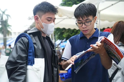 Thí sinh tìm hiểu thông tin tuyển sinh năm 2026Ảnh: Duy Phạm