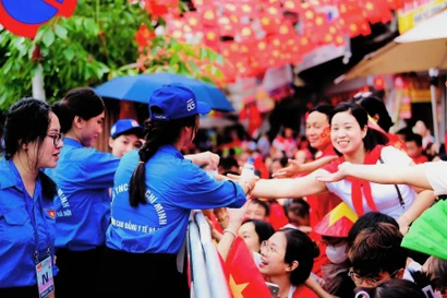 Thanh niên tình nguyện tham gia hỗ trợ người dân trong sự kiện kỷ niệm 80 năm Cách mạng tháng Tám thành công (19/8/1945) và Quốc khánh nước CHXHCN Việt Nam (2/9/1945 - 2/9/2025)