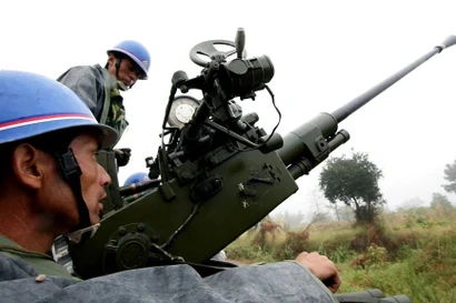 Nhân viên Cục Khí tượng Trung Quốc chuẩn bị bắn đạn pháo để tạo mưa nhân tạo ở Vĩnh Xuyên