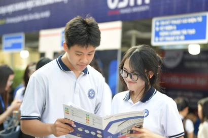 Thí sinh tìm hiểu thông tin tuyển sinh. Ảnh: DƯƠNG TRIỀU