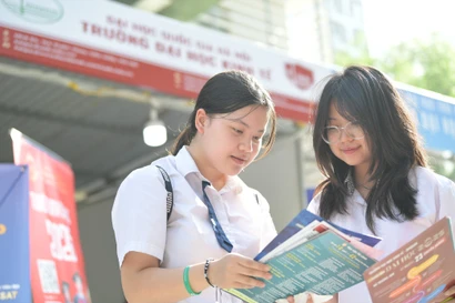Thí sinh tìm hiểu thông tin tuyển sinh năm 2025. Ảnh: DƯƠNG TRIỀU