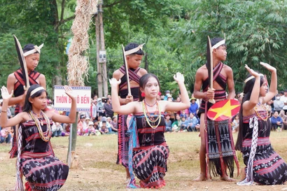 Trẻ em Cơ Tu tham gia biểu diễn trong lễ hội truyền thống. Ảnh: Nguyễn Thành