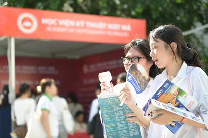 Thí sinh tìm hiểu thông tin tuyển sinh hằng năm Ảnh: DƯƠNG TRIỀU