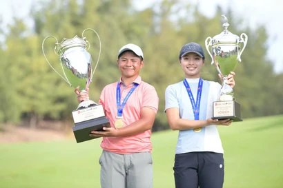 Khoảnh khắc Nguyễn Tuấn Anh và Lê Chúc An nâng cao Cup Vô địch Quốc gia