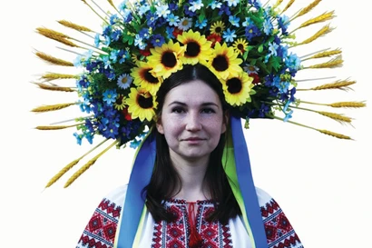 Một thiếu nữ tuần hành tại Quảng trường Trafalgar, London (Anh) kêu gọi hòa bình Nga - Ukraine Ảnh: Reuters