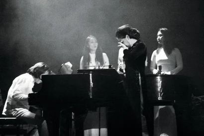 Ca sĩ Khánh Ly rơi lệ trong lần biểu diễn tại TPHCM sau hơn 40 năm xa cách (2016) Ảnh: Trần Nguyễn Anh