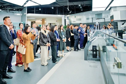 Đoàn thanh niên Việt Nam tham quan tại một công ty công nghệ của Trung Quốc