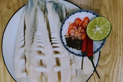 Măng vầu chấm muối ớt hạt dổi