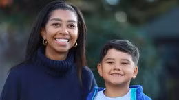 Kalil Warren, 7 tuổi và mẹ. Khi 3 tuổi, cậu bé đã đọc được sách thơ.. Ảnh: The Times