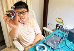 Cậu bé 14 tuổi Che Jingang thu hút sự chú ý khi “tự chế” một động cơ phản lực tuabin ngay trong phòng khách nhà mình. Ảnh: QQ.com/Sohu