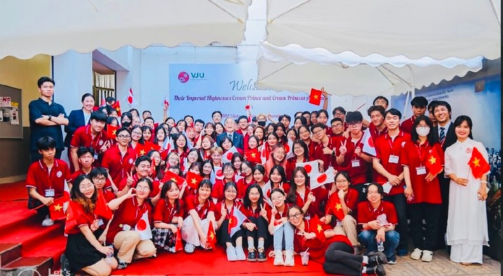 Giáo sư chụp ảnh cùng sinh viên Việt Nam tại một sự kiện giao lưu học thuật.