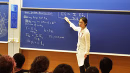 Giáo sư Wang Hong tại Hội nghị "Xu hướng hiện đại trong Giải tích Fourier" hồi tháng 6/2025 tại Barcelona (Tây Ban Nha). Ảnh: CRM Comm