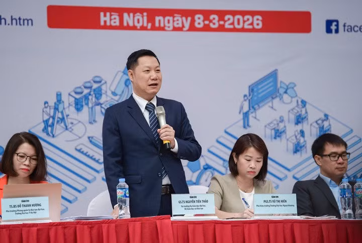 GS.TS Nguyễn Tiến Thảo, Vụ trưởng Vụ Giáo dục đại học - Bộ Giáo dục và Đào tạo tư vấn, giải đáp thắc mắc của học sinh.