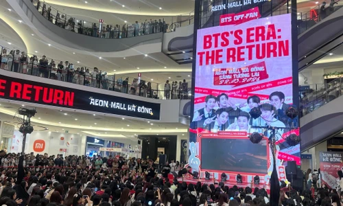 Fan BTS "bao vây" 3 tầng trung tâm thương mại, mang ngay concert đến Hà Nội thôi!