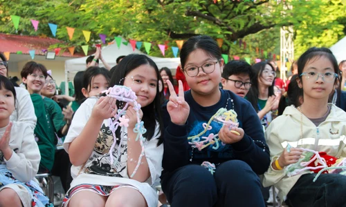 Teen mở hội chợ nâng cao ý thức bảo vệ môi trường tại Tiểu học Nam Thành Công