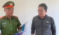 Mất gần 1 tỷ đồng vì nhờ làm hộ sổ đỏ