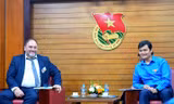 Anh Bùi Quang Huy làm việc với đoàn đại biểu Đoàn Thanh niên Cộng sản Uruguay