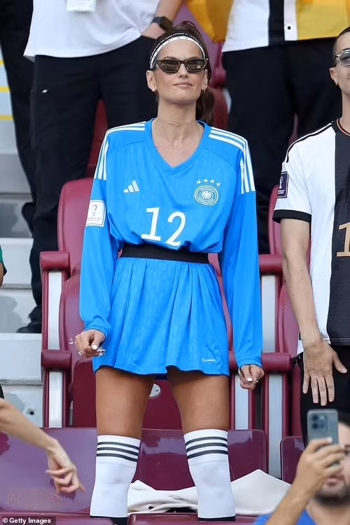 Siêu mẫu Izabel Goulart cổ vũ cho tuyển Đức trong trận đấu với Nhật Bản. Ảnh: Getty Images. Siêu mẫu Izabel Goulart cổ vũ cho tuyển Đức trong trận đấu với Nhật Bản. Ảnh: Getty Images.