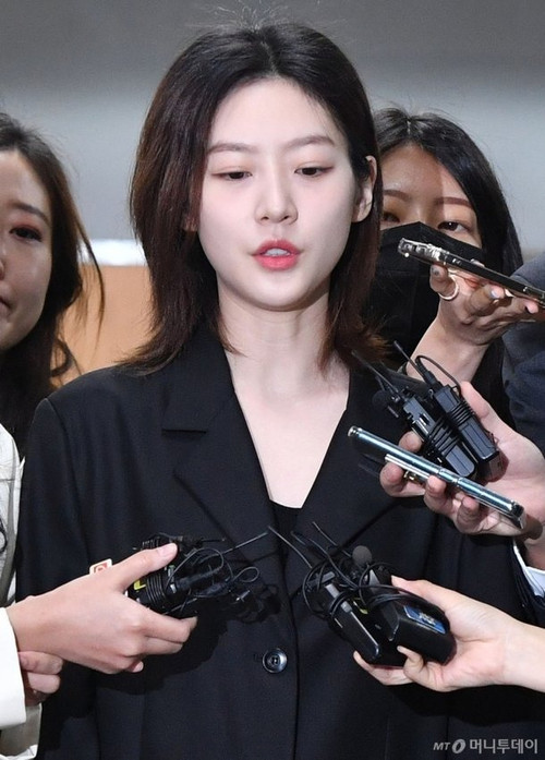 Kim Sae Ron phải nộp phạt và bị cấm sóng sau khi say rượu lái xe gây tai nạn. Kim Sae Ron phải nộp phạt và bị cấm sóng sau khi say rượu lái xe gây tai nạn.