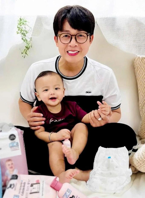 Hòa Hiệp và con trai Louis.