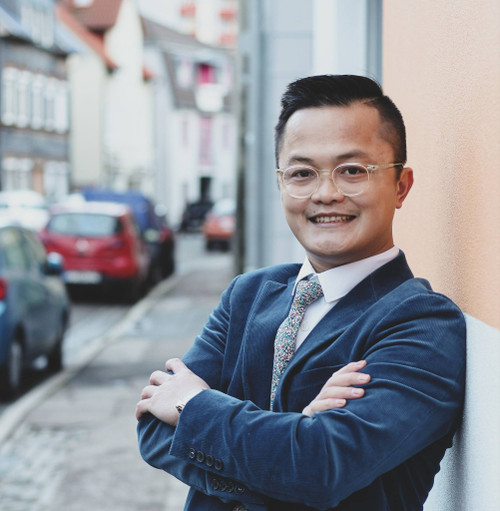 TS. Lê Ngọc Sơn, Chủ tịch Hãng Quản trị Berlin Crisis Solutions - BCS (CHLB Đức). TS. Lê Ngọc Sơn, Chủ tịch Hãng Quản trị Berlin Crisis Solutions - BCS (CHLB Đức).