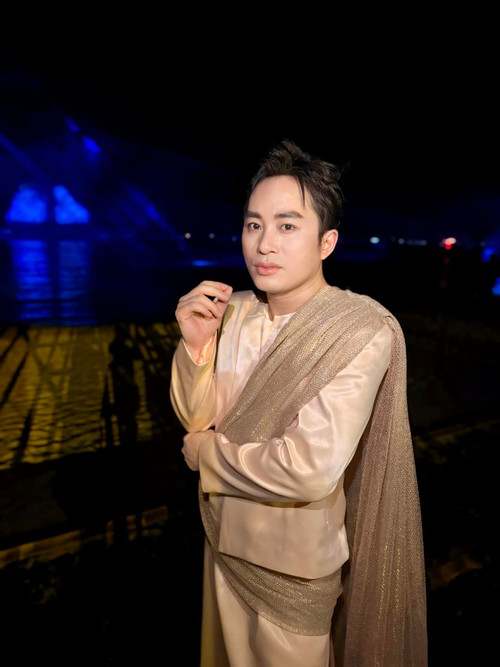 Tùng Dương thắc mắc trước bình luận nặng lời của Hà Trần. Tùng Dương thắc mắc trước bình luận nặng lời của Hà Trần.