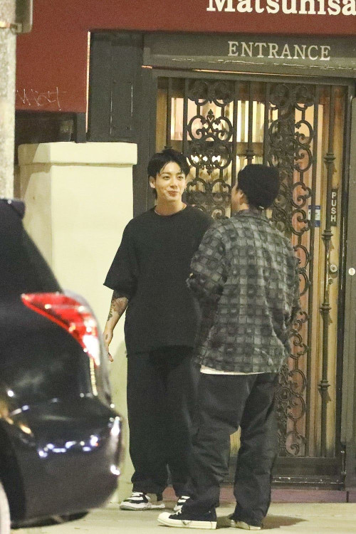 Jungkook bị phát hiện hút thuốc lá bên ngoài nhà hàng ở Los Angeles. Ảnh: Backgrid. Jungkook bị phát hiện hút thuốc lá bên ngoài nhà hàng ở Los Angeles. Ảnh: Backgrid.
