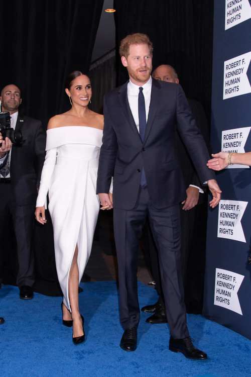 Công tước và Nữ công tước xứ Sussex được chào đón tại lễ đăng cơ dù chưa chắc đã đến. Ảnh: SplashNews.com. Công tước và Nữ công tước xứ Sussex được chào đón tại lễ đăng cơ dù chưa chắc đã đến. Ảnh: SplashNews.com.