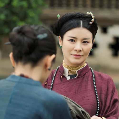 Tạo hình của NSƯT Kim Oanh trong vai Bà Cả phim Người vợ cuối cùng.