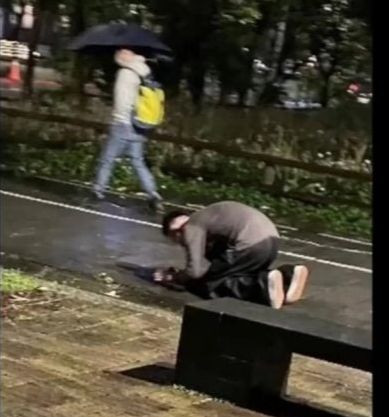 Hình ảnh bị nghi là Uông Tiểu Phi khóc dưới mưa. Hình ảnh bị nghi là Uông Tiểu Phi khóc dưới mưa.