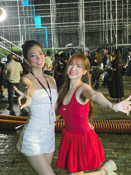 Hoa hậu Trần Tiểu Vy và ca sĩ Hòa Minzy trình diễn trong concert Anh trai say hi.