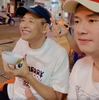 Nghệ sĩ Tấn Beo và ca sĩ Hàn Thái Tú. Nghệ sĩ Tấn Beo và ca sĩ Hàn Thái Tú.