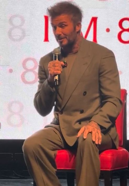 David Beckham chia sẻ về chứng OCD mà mình mắc phải. David Beckham chia sẻ về chứng OCD mà mình mắc phải.