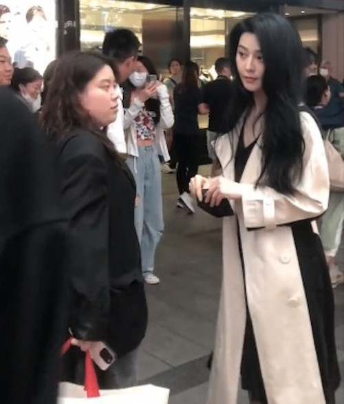 Phạm Băng Băng trong ảnh do người qua đường chụp. Ảnh: HK01.