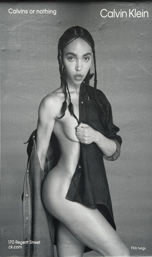 Quảng cáo bị cấm ở Anh vì FKA Twigs lộ nhiều &quot;da thịt&quot;. Ảnh: Calvin Klein.