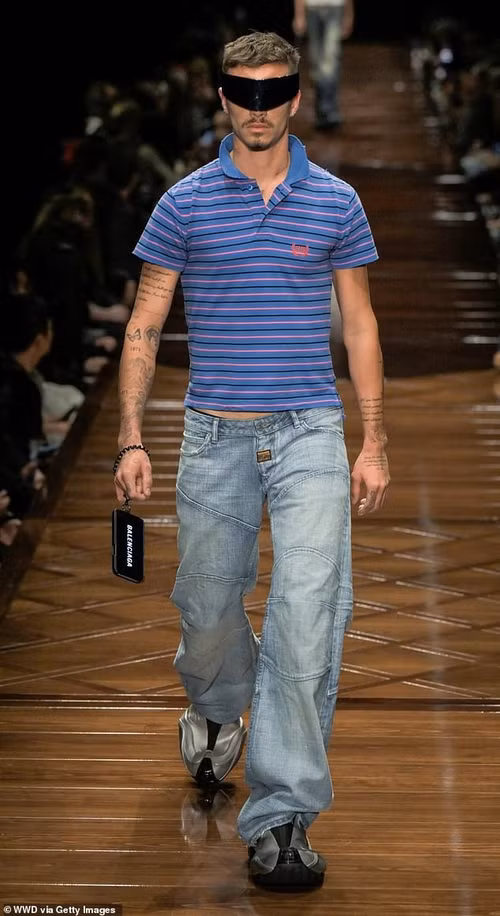 Romeo Beckham làm mẫu trình diễn catwalk trong show Balenciaga. Ảnh: Getty Images.