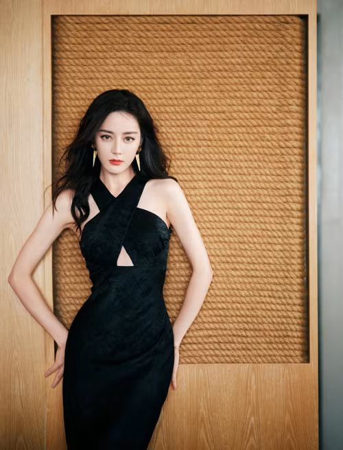Địch Lệ Nhiệt Ba nổi tiếng xinh đẹp trong C-biz. Ảnh: Weibo.