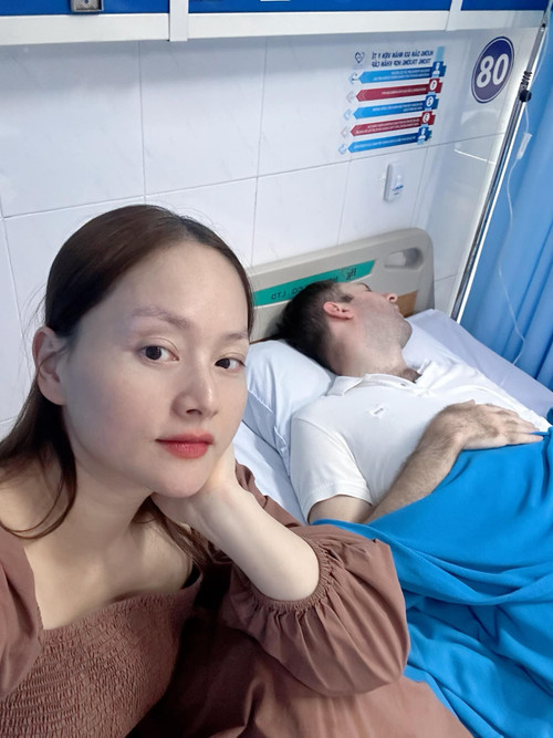 Lan Phương chăm sóc chồng khi anh bị chấn thương lưng, phải nhập viện điều trị. Lan Phương chăm sóc chồng khi anh bị chấn thương lưng, phải nhập viện điều trị.