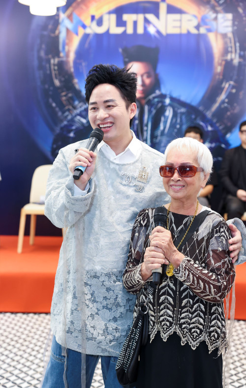 Bà ngoại cảm ơn khán giả luôn yêu thương Tùng Dương. Ảnh: Mạnh Nguyễn.