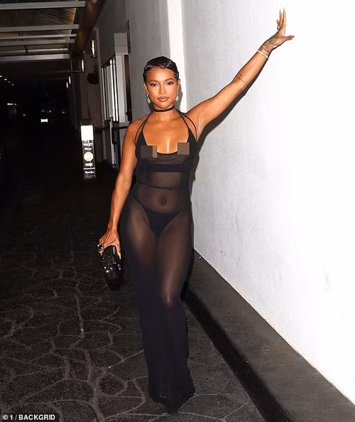 Bộ cánh táo bạo của Karrueche Tran trong tiệc sinh nhật tuổi mới. Ảnh: BackGrid.
