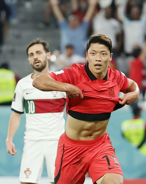 Hwang Hee Chan ghi bàn thắng quyết định giúp Hàn Quốc bước tiếp vào vòng 16 đội. Ảnh: Báo Kyung Hyang. Hwang Hee Chan ghi bàn thắng quyết định giúp Hàn Quốc bước tiếp vào vòng 16 đội. Ảnh: Báo Kyung Hyang.