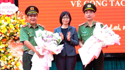 Phó Chủ tịch UBND tỉnh Gia Lai Nguyễn Thị Thanh Lịch tặng hoa chúc mừng Thiếu tướng Rah Lan Lâm và đại tá Phạm Hữu Trường Phó Chủ tịch UBND tỉnh Gia Lai Nguyễn Thị Thanh Lịch tặng hoa chúc mừng Thiếu tướng Rah Lan Lâm và đại tá Phạm Hữu Trường