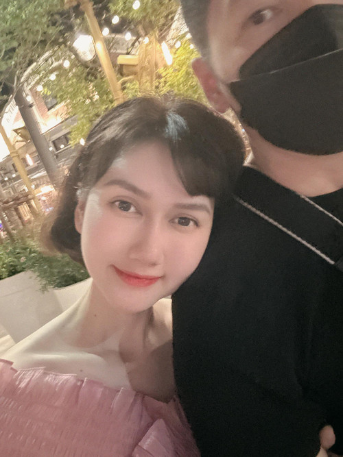 Hương Giang và bạn trai giấu mặt. Nữ diễn viên cập nhật trạng thái đã đính hôn thể hiện sự nghiêm túc trong mối quan hệ này.